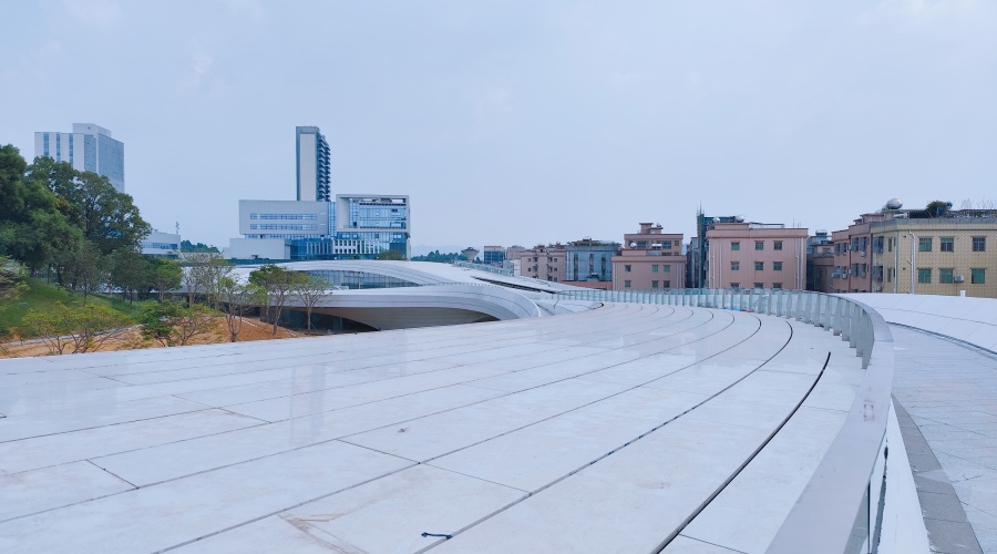 東莞大灣區(qū)大學GRC幕墻板火熱施工中 東莞大灣區(qū)大學GRC幕墻板火熱施工中