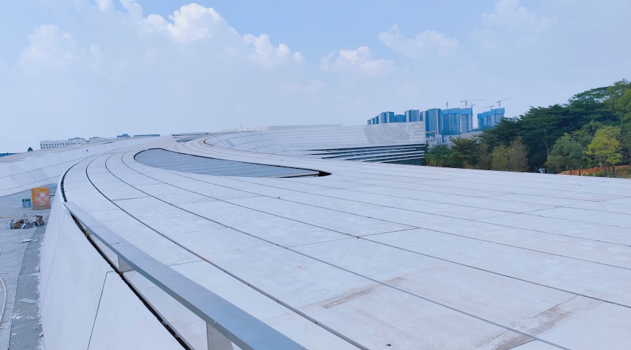 東莞大灣區(qū)大學GRC幕墻板火熱施工中 東莞大灣區(qū)大學GRC幕墻板火熱施工中